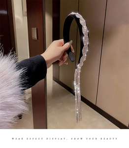 Vue détaillée du serre-tête ondulé en strass avec longues franges sur velours noir