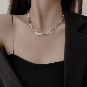 Dettaglio ravvicinato della collana a maglie rettangolari in argento lucido industriale