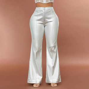 Détail du pantalon évasé argenté à taille haute avec finition métallique brillante sur mannequin
