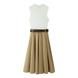 Robe longue sans manches élégante blanche et kaki avec fine ceinture marron chic