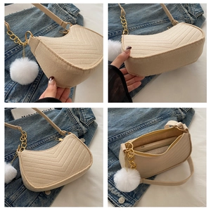 Détails du sac sous le bras en feutre beige avec matelassage en V et chaîne dorée chic