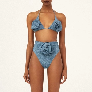 Détail du bikini en denim bleu avec appliques de fleurs 3D et culotte taille haute