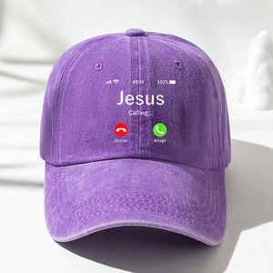 Detail der lila gewaschenen Baumwoll-Basecap mit Jesus-Calling-Bildschirm-Design