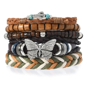 Détail d'un ensemble de bracelets bohèmes avec perles de bois et breloque papillon