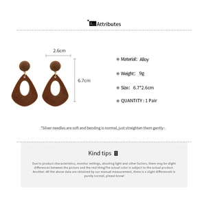 Détail de boucles d'oreilles gouttes en velours marron, dimensions 6,7cm sur 2,6cm