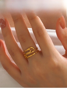 Nahaufnahme des geometrischen, 18K vergoldeten minimalistischen Doppel-Ringes für Damen