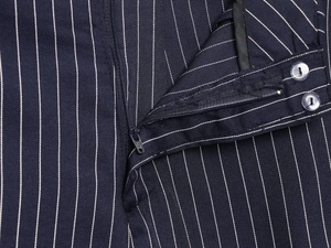 Detail der dunkelblauen Leinenhose mit Metallreißverschluss und Doppelknopfverschluss
