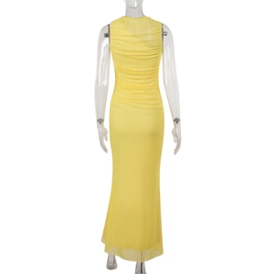 Détail du dos plissé et de la texture froncée de la robe longue en mesh jaune ajustée