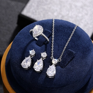Parure de bijoux en forme de goutte avec collier, boucles et bague sur velours