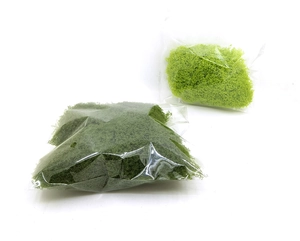 Dettaglio di muschio verde essiccato per artigianato fai-da-te in due sacchetti di plastica