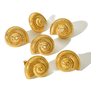 Golden shell-shaped titanium steel earrings with pearls in minimalist 18k gold plating