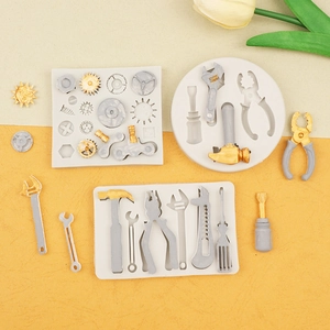 Detalle del molde de silicona con formas de mini llaves y martillos para manualidades creativas