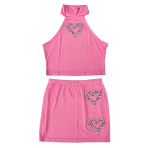 Rosa zweiteiliges Set aus Rippstrick mit Neckholder-Oberteil und Rock mit Strass-Herz