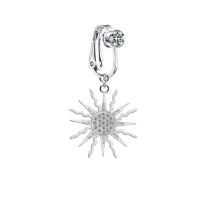 Gros plan d'un clip de nombril soleil en argent serti de zircons blancs brillants