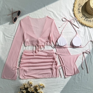 Set bikini rosa 4 pezzi con copricostume in rete con scollo a V e gonna su sfondo da spiaggia