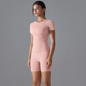 Détail d'un ensemble de yoga rose en nylon double face avec t-shirt et short cycliste