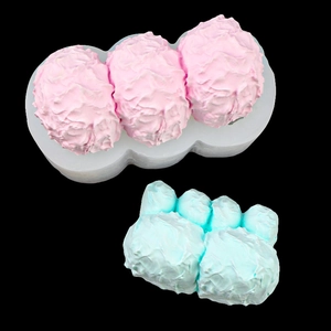 Detalle del molde de silicona flexible para rollos de corazón y mousse de chocolate artesanal