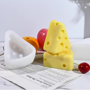 Dettaglio macro dello stampo in silicone a triangolo e torta in resina gialla realistica