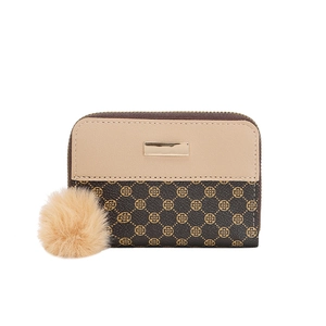 Short zipper wallet in beige leather with dark brown pattern and faux fur keychain