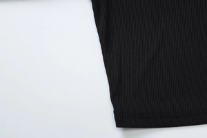 Detaillierte Makroansicht des schwarzen Rippstrickgewebes und der Textur des Crop-Tops