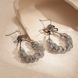 Detail eines Vintage-Silber-Ohrrings mit aufwendigem drahtumwickeltem Kristallring