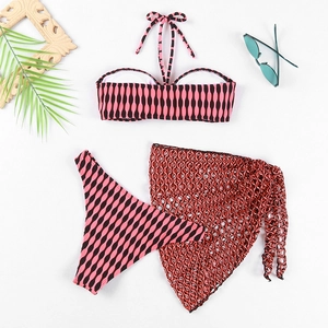 Détail à plat d'un ensemble bikini 3 pièces à rayures roses et noires avec jupe de plage