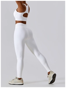 Détail de la texture côtelée et du dos nageur sur un ensemble de yoga fitness blanc extensible