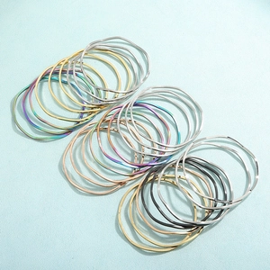 Stapelbare gedrehte Armreifen aus Stahl in Gold, Silber, Roségold und Schwarz