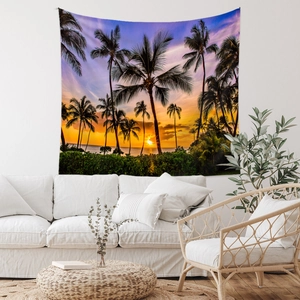 Détail d'une tapisserie de plage au coucher du soleil suspendue au-dessus d'un canapé