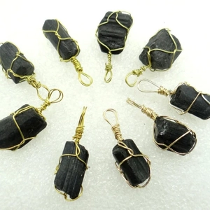 Pendentif en tourmaline noire naturelle avec fil métallique doré et pierre brute