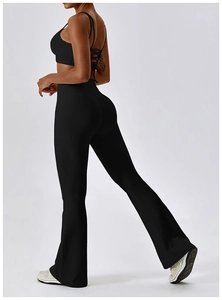 Détail de brassière yoga dos croisé et legging évasé taille haute en noir côtelé