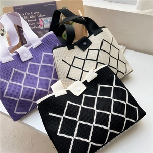 Sac cabas minimaliste en tricot violet, noir et beige avec motifs de losanges et bouton