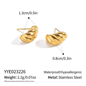 Macro shot of striped C-shaped gold stainless steel earrings with size 1.3cm x 0.8cm specs