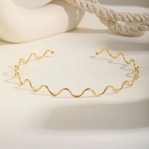 Minimalist gold wave-shaped open collar necklace made of high-quality stainless steel