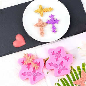 Makroansicht europäischer Vintage-Kreuz-Silikonformen mit detaillierten Fondant-Reliefs