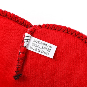 Détail de l'étiquette 100% Acrylique avec symboles d'entretien sur un bonnet en tricot