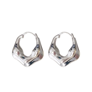 Boucles d'oreilles argentées géométriques creuses au design métallique irrégulier