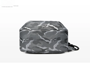 Vue détaillée du fond du sac de poitrine camouflage gris avec tissu durable et anneau D