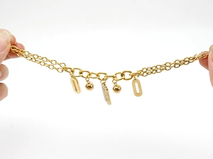 Dettaglio del bracciale a doppio strato placcato oro 18K con ciondoli ovali con diamanti