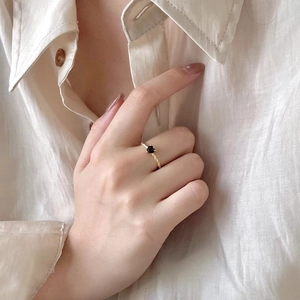 Minimalist 925 sterling silver ring with gold twisted band and black heart zircon stone