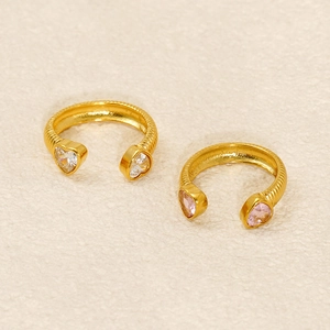 Nahaufnahme von Herz-Zirkonia-Ringen mit goldfarbenem strukturiertem Band und C-Öffnung