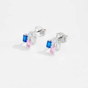 Detailaufnahme der S925 Sterlingsilber-Ohrstecker mit bunten Zirkon-Edelsteinen