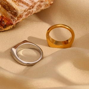 Bagues chevalières polies en acier inoxydable or et argent sur soie beige et pierre