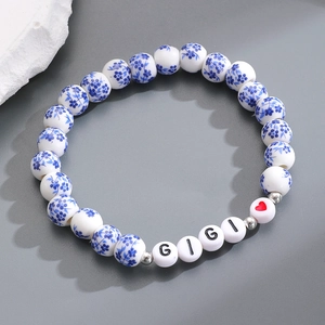 Dettaglio del bracciale GIGI in ceramica con perline in porcellana blu e bianca