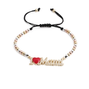 Bracelet Mama ajustable avec perles tricolores et pierres zircon sur fond blanc pur