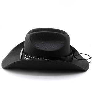 Detail eines schwarzen Punk-Cowboyhutes mit silbernen Nieten auf einem Lederband