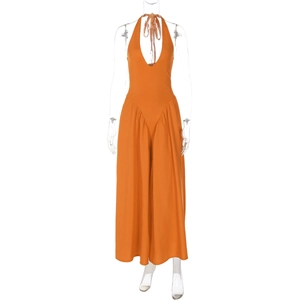 Detailansicht des orangen Halterneck-Jumpsuits mit tiefem V-Ausschnitt und weitem Bein