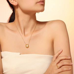 Elegant 18k gold plated stainless steel horseshoe pearl pendant necklace on female model