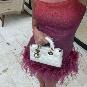 Mini robe moulante à paillettes dégradées roses et détails de plumes luxuriantes