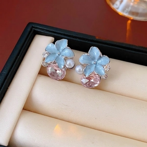 Boucles d'oreilles fleur vintage français avec pétales bleus et cristal rose